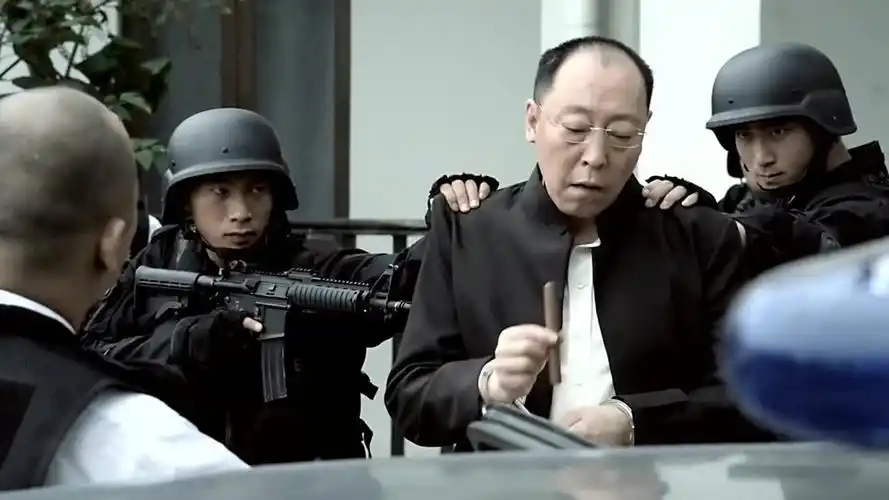 战狼-03,倪大红被警察抓走,丝毫不惧底气十足,竟站在枪林弹里抽烟