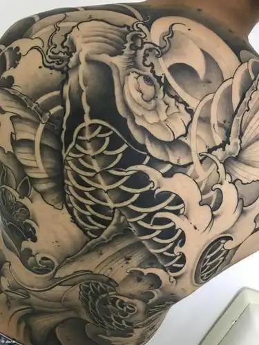 满背鲤鱼实拍_纹身图案手稿图片_王烨璞的纹身作品集