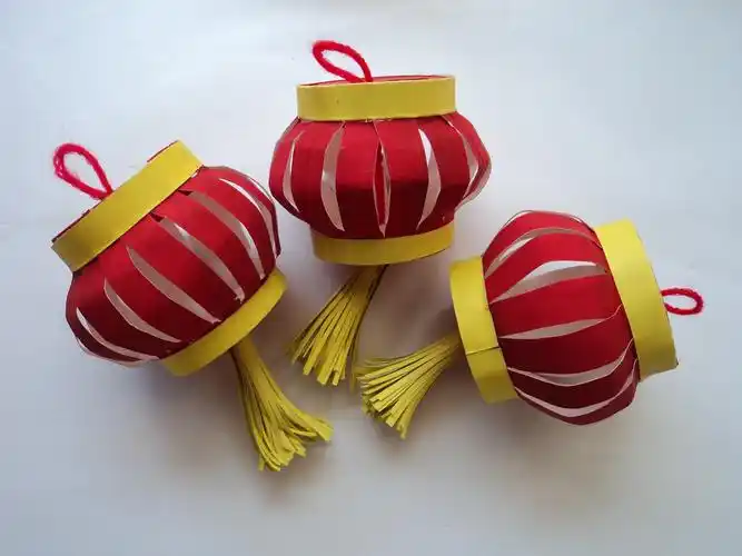 7,装饰一下,美丽的纸杯花灯做好啦