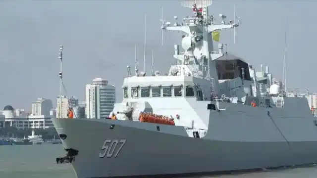 记者探访海军新型导弹护卫舰铜仁舰