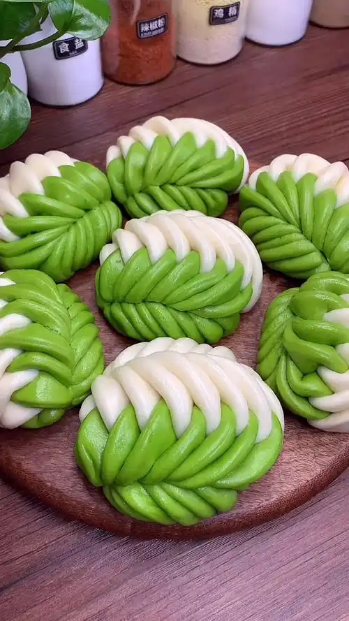 花样面食菠菜汁双色多层花卷