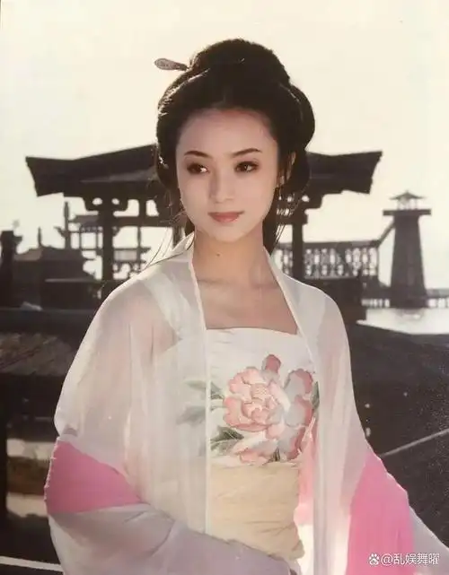 现在的女主像丫鬟?这几位女星让你知道,曾经的丫鬟是什么水平