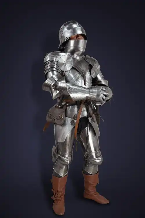 重装军士(骑兵).公元15世纪中后期,哥特式板甲开始出现在欧洲战场.