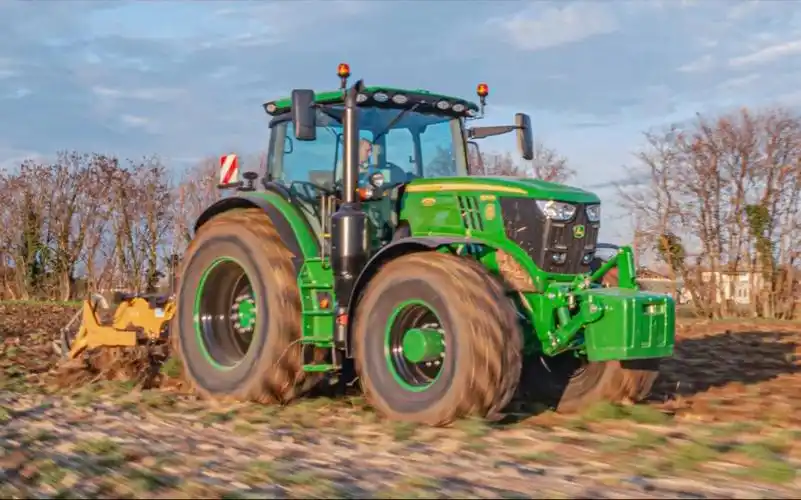 约翰迪尔(john deere)6215r拖拉机茬地深松作业