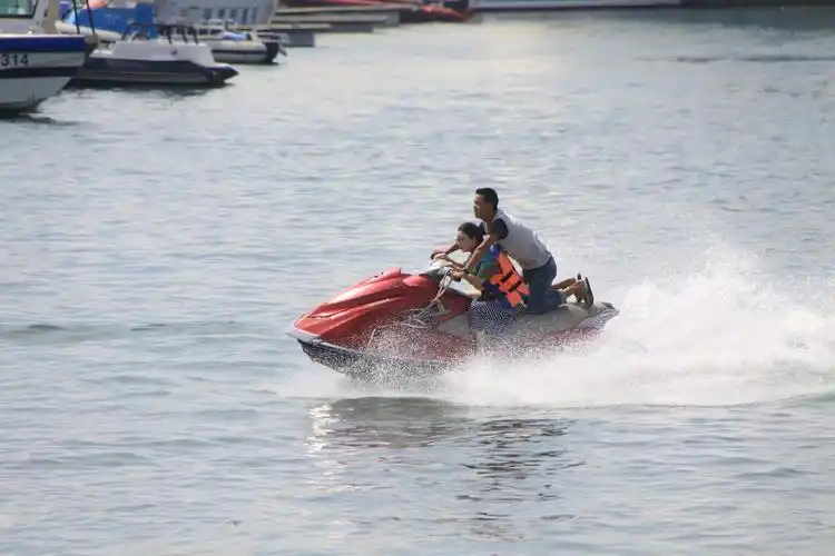 飞驰的水上摩托艇