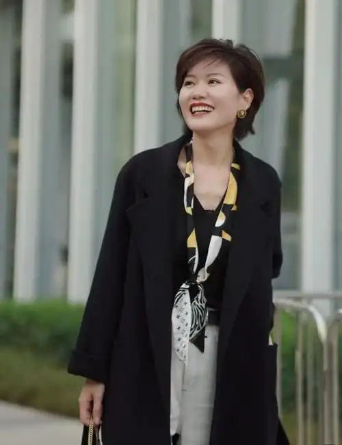 也不可以认为自己已经老了,而穿那些太老气的奶奶装,40岁的女人其实是