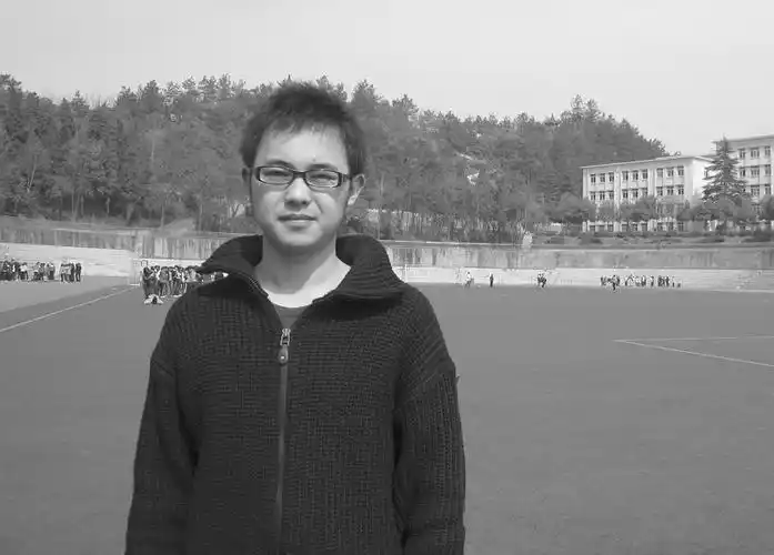 鲁康帮助别人快乐自己