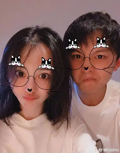 郑爽男朋友张恒自己亲自发微博了!由于之前传郑爽和男朋友开公司