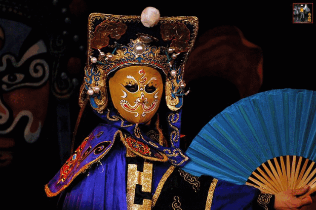 脸谱色彩鲜明,神态逼真,川剧变脸川剧表演特技之一的声情并茂,热闹