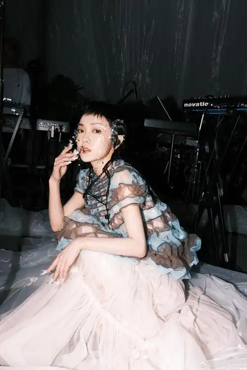 前两天上海时装周上susanfang完成了2021秋冬大秀