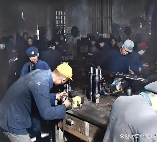这张照片捕捉的是民国时期太原兵工厂内部繁忙的生产车间景象