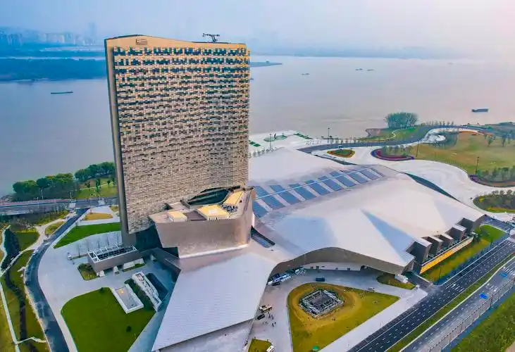 南京江北新区扬子江国际会议中心采用各项先进的"绿色建筑"技术,实现