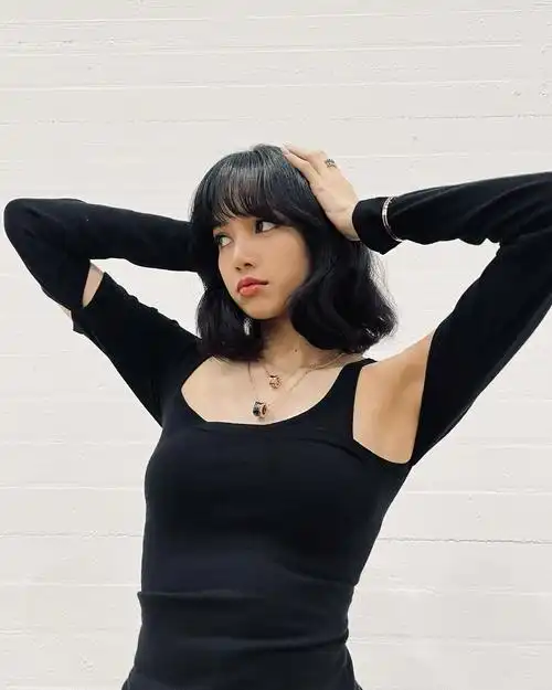 lisa同款夏季新款设计感圆领露肩长袖t恤女ins短款跳舞外搭百搭上衣女