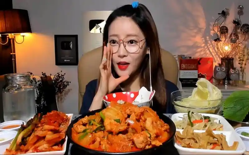 【声控吃播】dorothy 泡菜炒猪肉(中字)_哔哩哔哩 (゜-゜)つロ 干杯