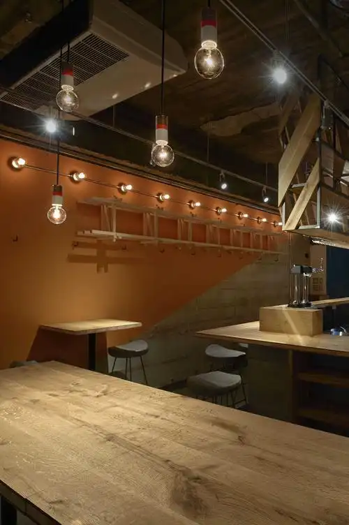 小型童装店室内挂衣架装修效果图片