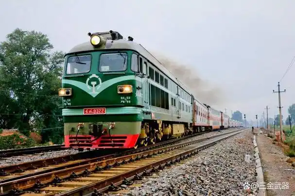 绿皮火车的"秘密":粪便去哪了?晚上乘务员为何要强行拉窗帘