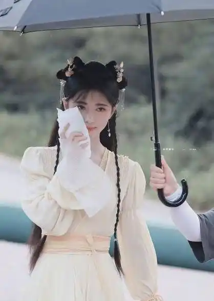 鞠婧祎《花戎》造型路透,美黄色的长裙,无辜小表情惹人爱_郭俊辰