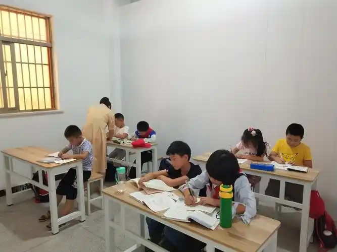 具体的优惠活动如下: 1,凡在1月16日前参与预报名前20名的学生,免费送