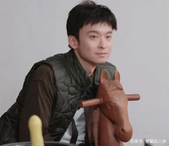 董子健玩坏木马后,看清他的表情,终于明白了什么是少年感