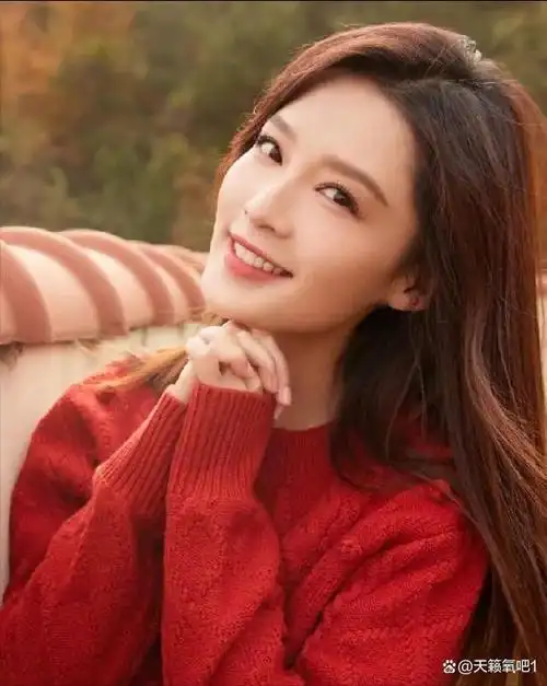 李沁:红毛衣搭甜美的笑容,太温暖了