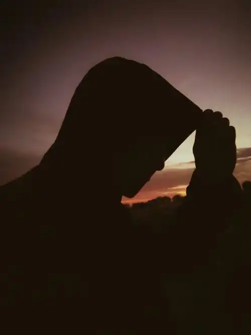 不愿意醒来时,台灯投射在墙上只有我孤独的身影.