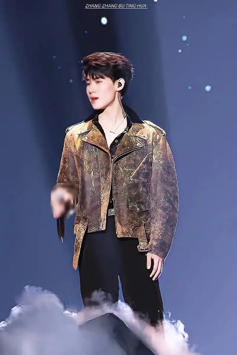 张真源孤勇者舞台 舞台直拍来了 还有就是妆效都为了更好的呈 - 抖音