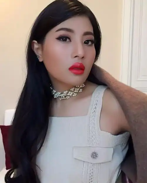 诗尼娜是位大嘴美女,涂上红唇的样子好撩人,难怪玛哈对她下手轻