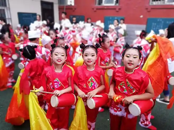 腰鼓声声红绸飞 英姿少年显神威 ——记二年级一班腰鼓比赛