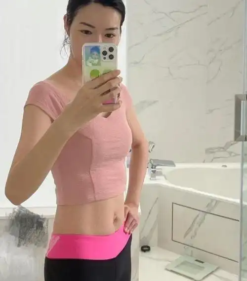 叶翠翠当天在浴室自拍.她好像刚做完运动.她的脸上布满了汗渍和光泽.