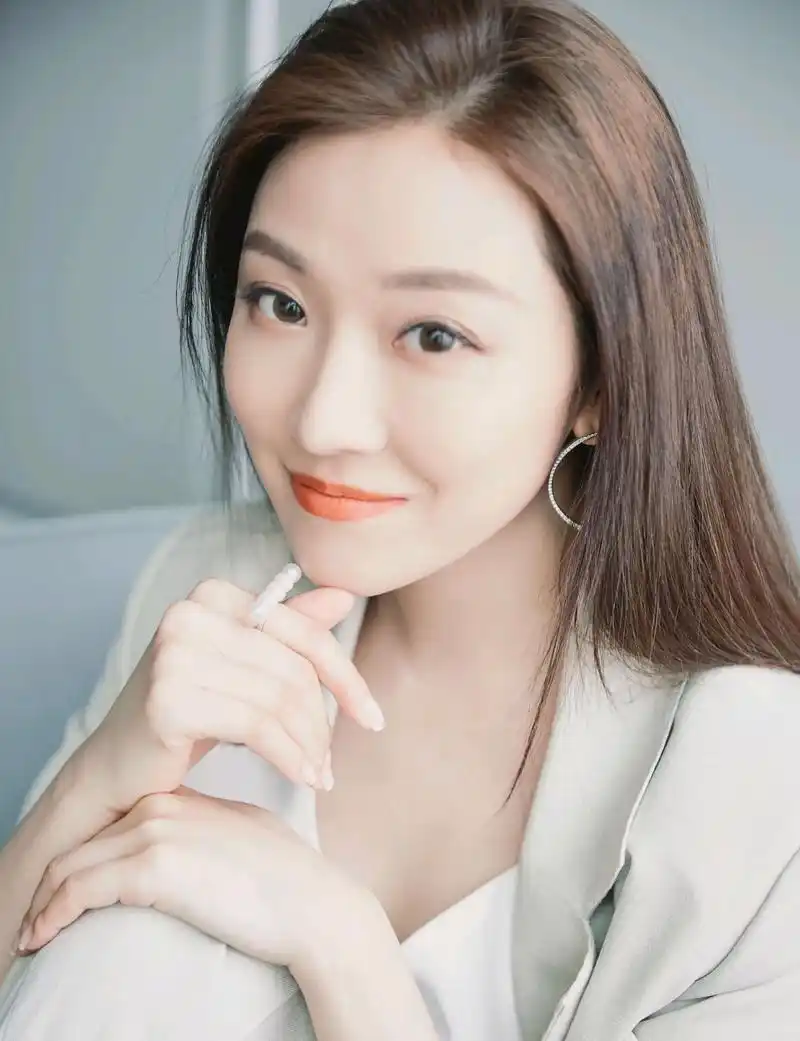 亭亭玉立的菅纫姿