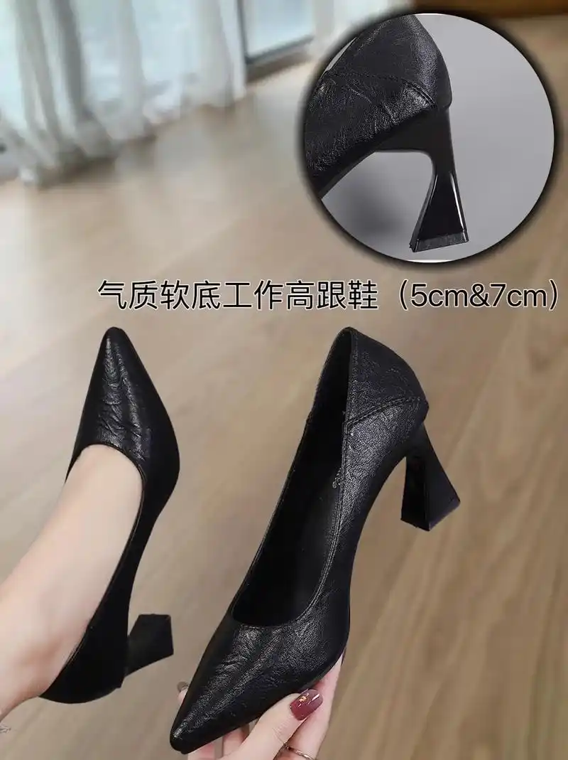 黑色的软底工作高跟鞋穿着起来真的不累脚哦.
