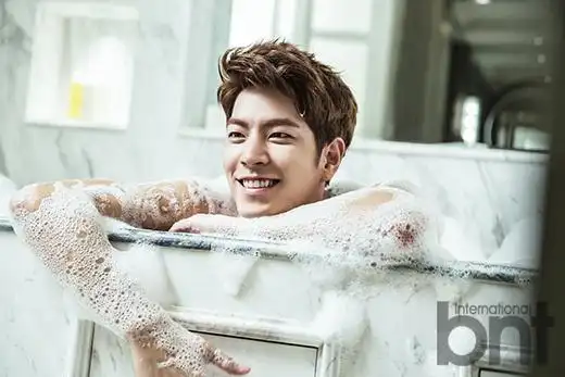 韩演员洪宗玄多款写真 浴缸上演泡沫诱惑(组图) (6)