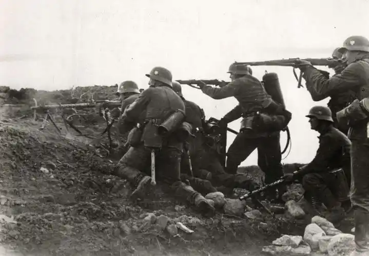 在二战之前德国步兵班的人数是13人,不过等德国打下波兰后,德国高层