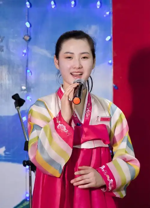 摄影师带你看朝鲜:传统和时尚交融朝鲜女性