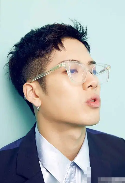 王嘉尔三七分刘海发型 弄时髦洋气刘海发型