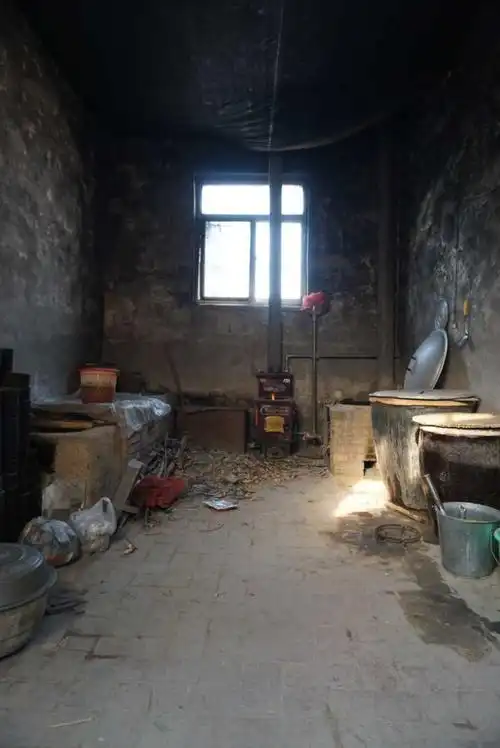 我生活在二线的省会城市 有着一份稳定,体面的工作 这里是我的老家