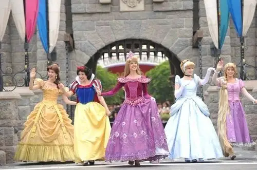 童话中的公主出场白雪公主香港迪士尼乐园分外热闹,一年一度的"迪士尼