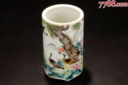 大清乾隆年制"款粉彩描金花卉纹笔筒