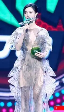 其中的范冰冰再度成为焦点女星:穿着一身不规则透视洋装裙,白皙皮肤若