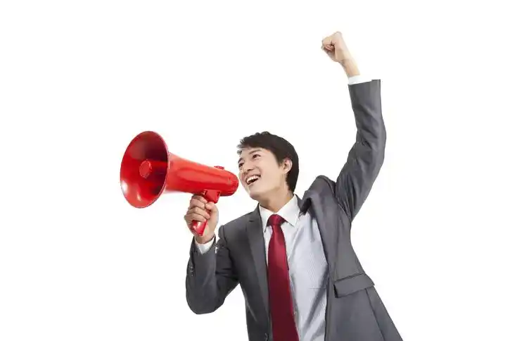 棚拍商务装年轻男人拿着喇叭喊