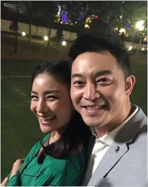 沙溢妻子晒近照2个儿子长相神似双胞胎8岁安吉头发意外抢镜