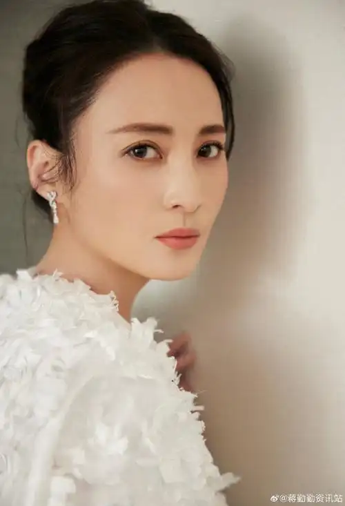 蒋勤勤白羽黑裙红毯造型##蒋勤勤东方美人