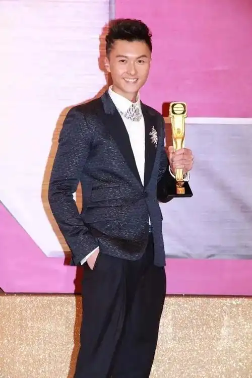 王浩信现凭《撒娇》成全民暖男!被掌刮数十巴获飞跃奖