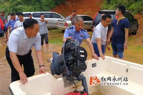 市委常委,市委秘书长唐能武(左一)在宁远县清水桥镇大金盘村共同救助