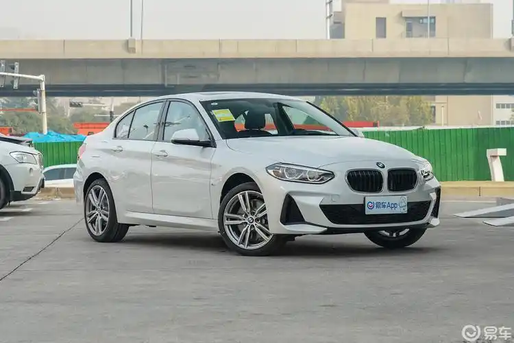 【宝马1系2020款125i 领先版m运动套装侧前45度车头向右水平汽车图片