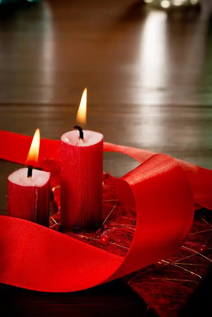 圣诞蜡烛,红色静物圣诞烛光与丝带