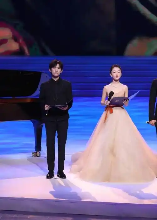 小黄鸭周冬雨终于长大了一身仙女裙和易烊千玺并立配一脸