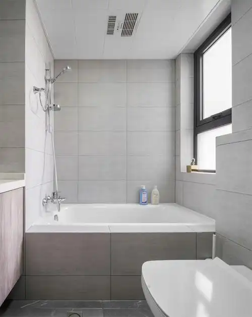 两居室现代简约卫生间装修实景图片欣赏-简约风格小户型家庭浴缸设计