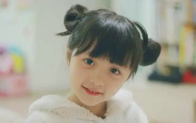 人如其名的星二代,曾演过小花千骨,如今12岁长得很像混血美女