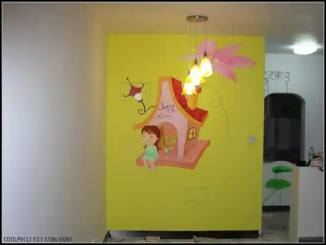 迎合家居的整体风格,在墙面上绘出各种图案以达到装饰效果的一种手绘